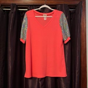 New BiBi hot pink waffle v-neck top. It has iridescent sequin sleeves Sz L